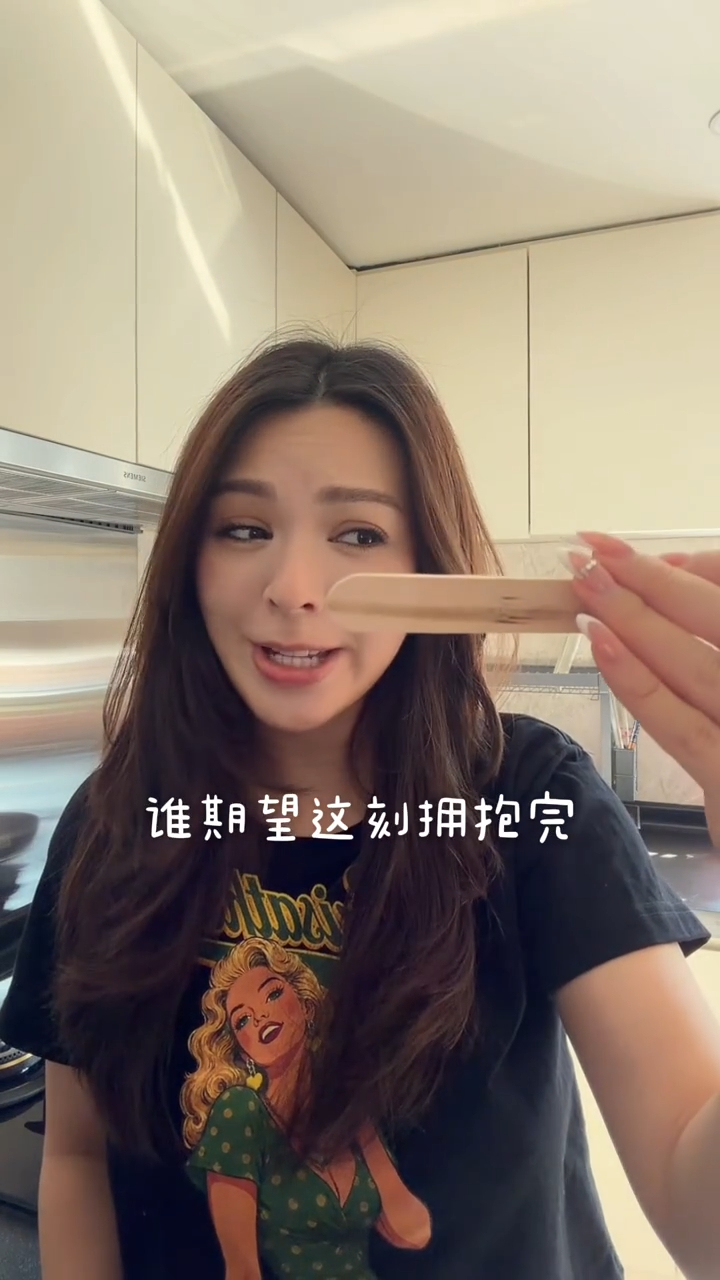 JW王灝兒手抽籤筒抽出歌名,廚房空間寬敞明亮,設備一應俱全。 JW王灝兒手抽籤筒抽出歌名,廚房空間寬敞明亮,設備一應俱全。