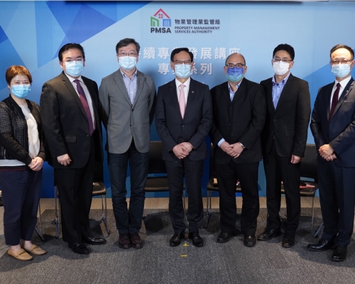 物業管理業監管局主席謝偉銓（中）及副主席許智文（左三）。監管局提供