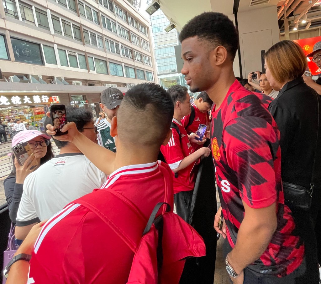 迪亞路為香港球迷簽名。徐嘉華攝