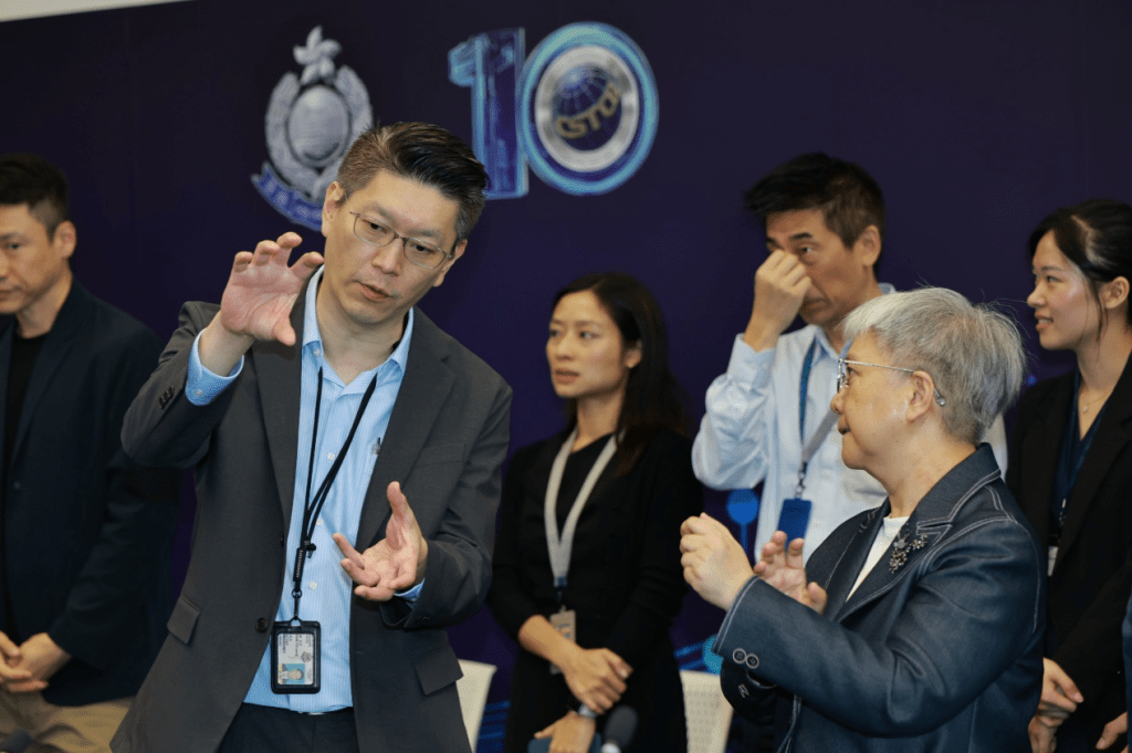 警務處助理處長(資訊系統)陳志勇(左一)與專家顧問就技術議題交換意見,討論氣氛踴躍。 警務處助理處長(資訊系統)陳志勇(左一)與專家顧問就技術議題交換意見,討論氣氛踴躍。