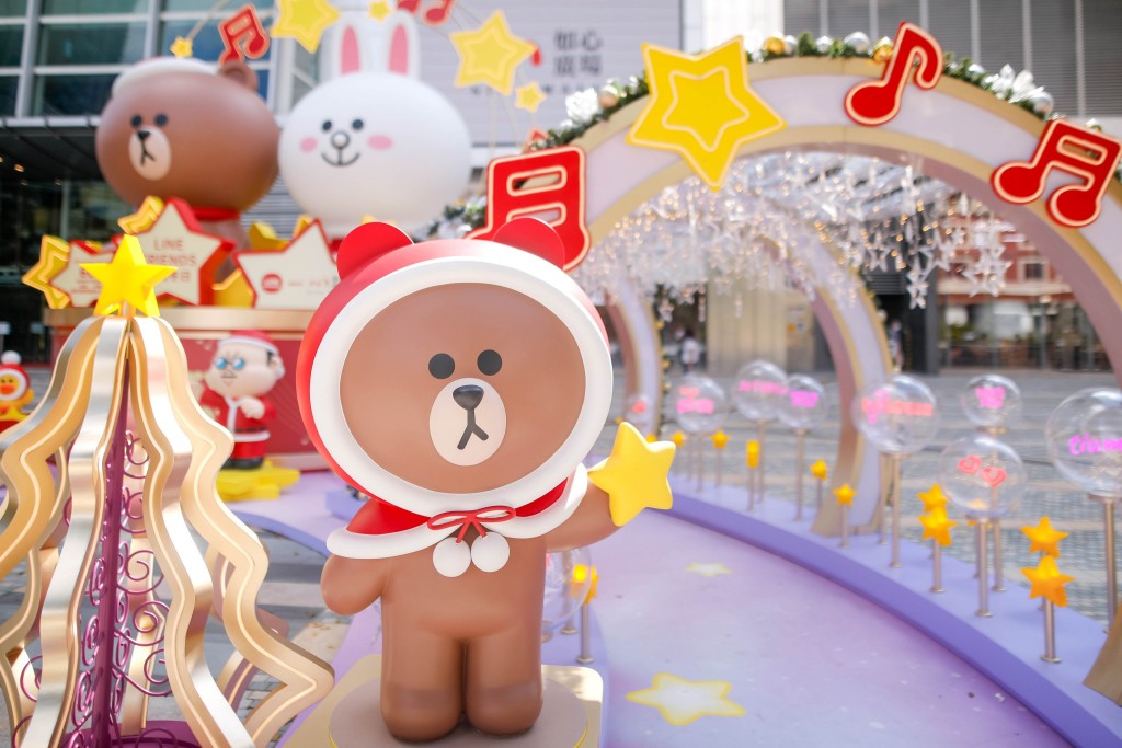 隧道两旁有以12种不同语言写上「爱」的灯牌,例如英文的「Love U」、法文的「Je t’aime」、韩文的「사랑해」等。 隧道两旁有以12种不同语言写上「爱」的灯牌,例如英文的「Love U」、法文的「Je t’aime」、韩文的「사랑해」等。