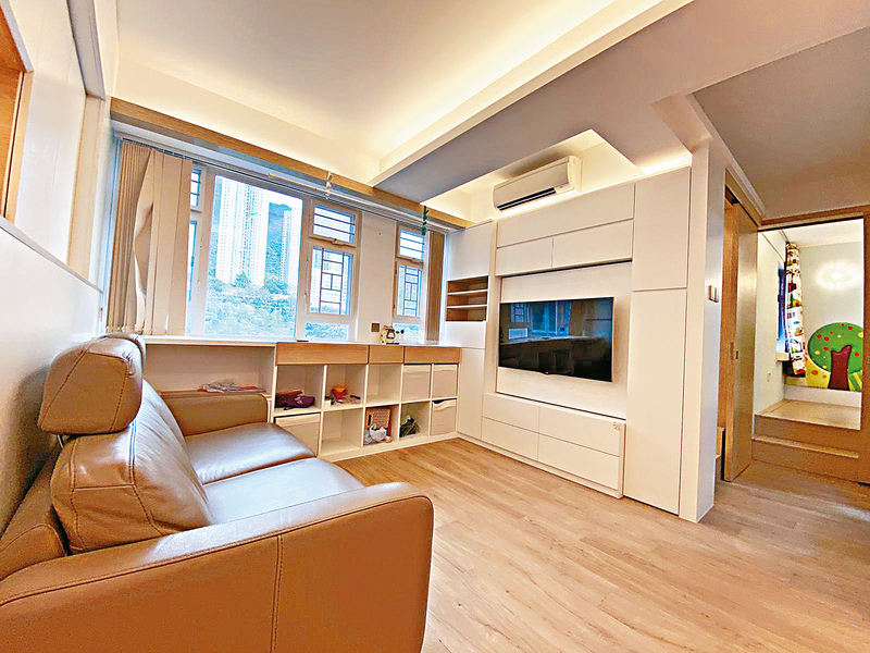 ■這個放盤為新港城2期D座中層1室，實用面積490方呎，裝潢走簡約實用風。