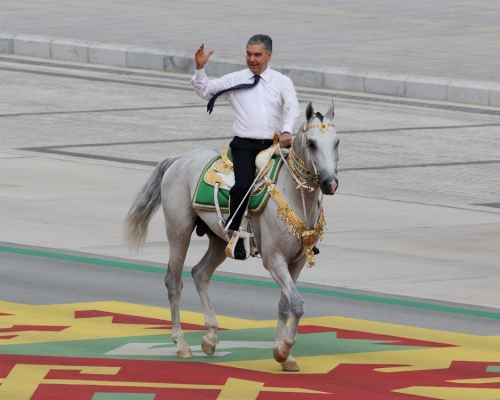 土库曼总统别尔德穆哈梅多夫骑马主持阅兵仪式。路透社图片