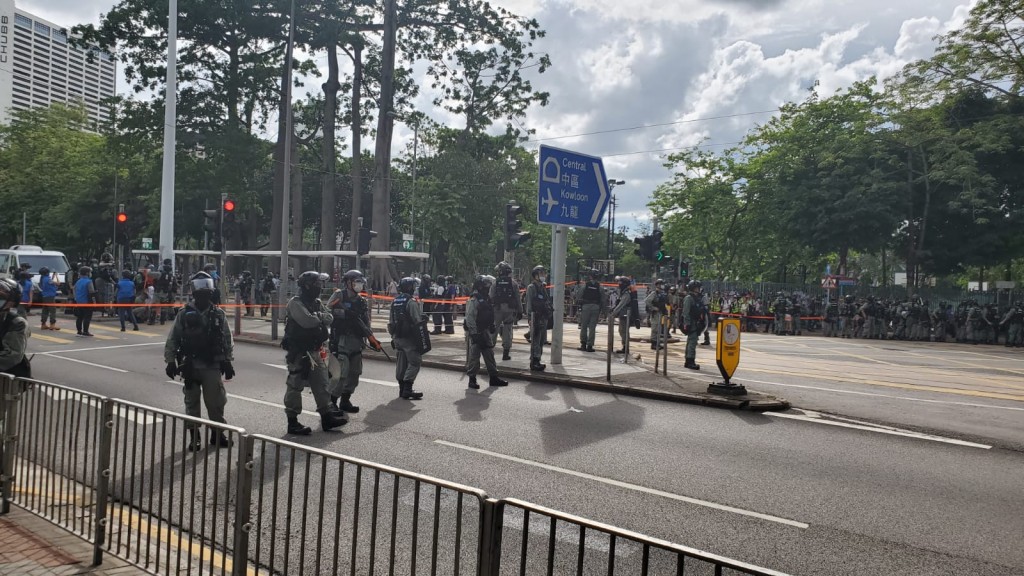 天后警方驅散人群。