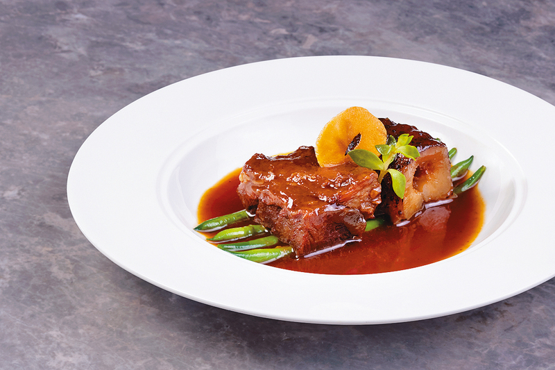 紅燜牛面頰肉海參伴法國長邊豆
牛面頰肉燜至軟腍，伴以南非海參、法國長邊豆，香濃美味。