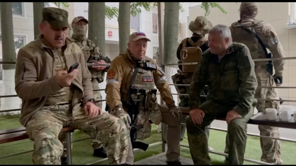 瓦格纳创办人兼首脑普里戈任（前排中），24日在俄罗斯俄军南部军区总部所在地顿河畔罗斯托夫市与俄国国防副部长叶夫库罗夫（前排右）会面谈判。 路透社