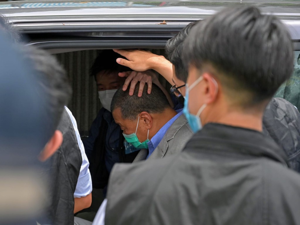 黎智英登上警方私家車離開。