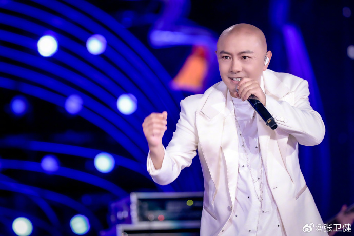 张衞健两首的经典歌曲《足球小将》同《身体健康》，啱晒登台或出骚唱。