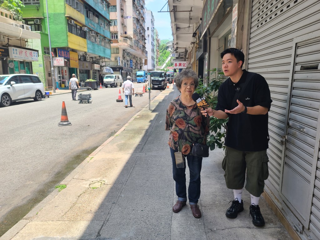 街坊鄧太稱,有車輛為霸門前馬路邊位置不悉長放雪糕筒,令其他私家車無法駛入。 街坊鄧太稱,有車輛為霸門前馬路邊位置不悉長放雪糕筒,令其他私家車無法駛入。