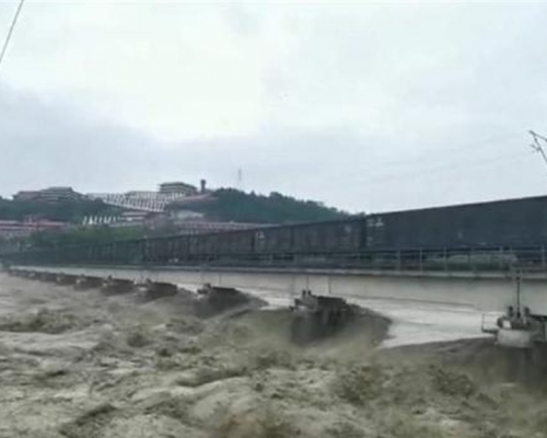 四川涪江8100噸火車被推上涪江大橋， 「重車壓梁」應對洪峰。(網圖)