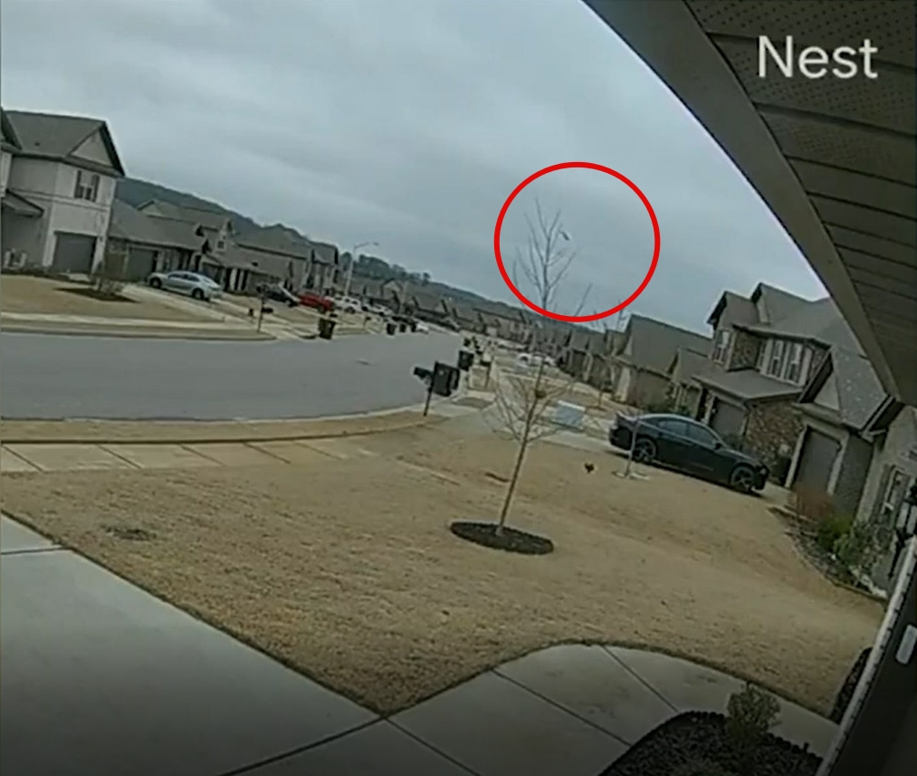 黑鹰坠落过程被住宅区摄影机拍下。