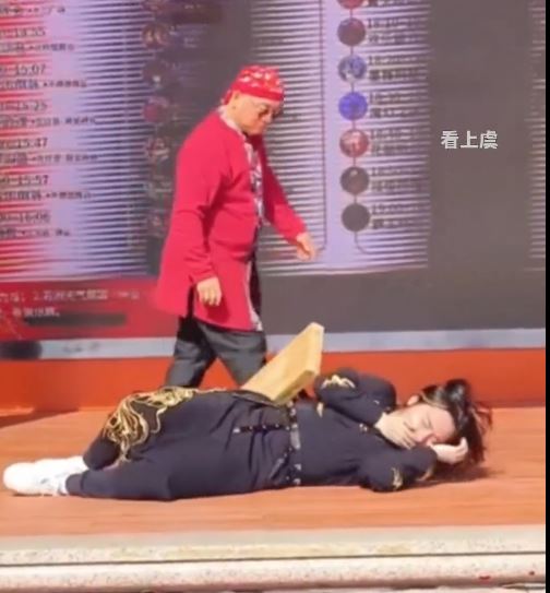 飛刀手失誤，鋼製飛刀擊中表演拍檔。