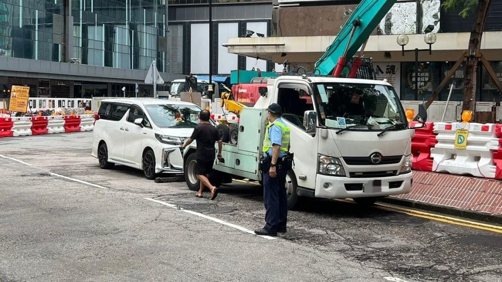 警油尖打擊違例泊車發逾千張告票，拖走6輛車輛。警方圖片