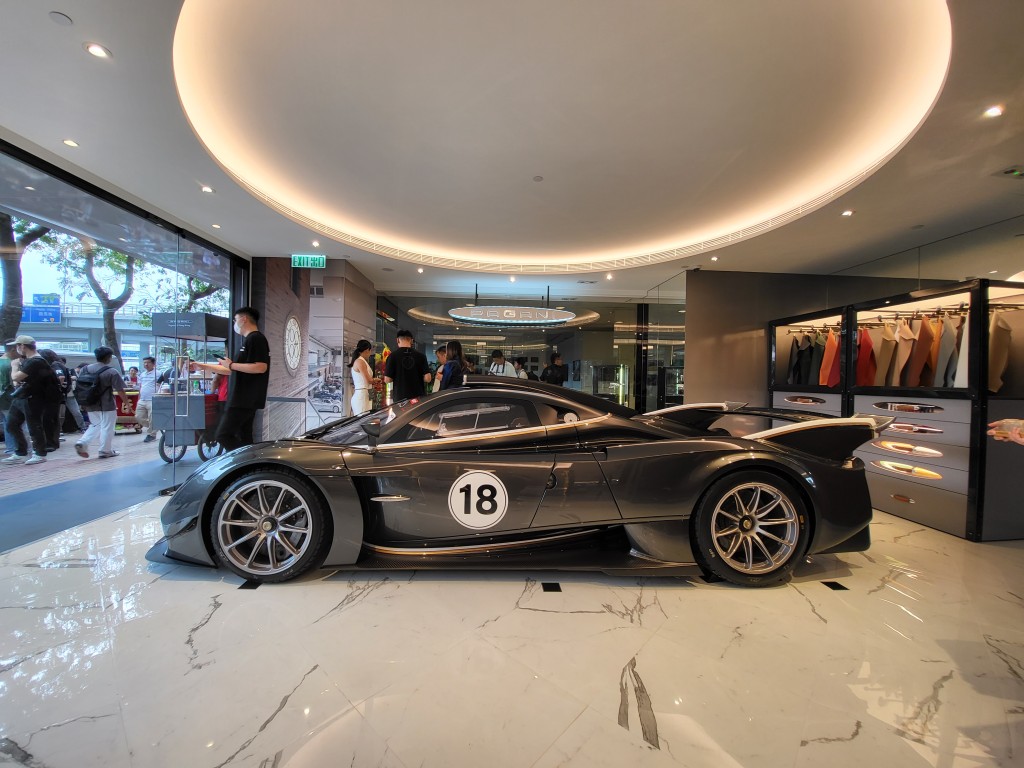 Pagani香港新店开幕，特别展出Huayra R赛道车。