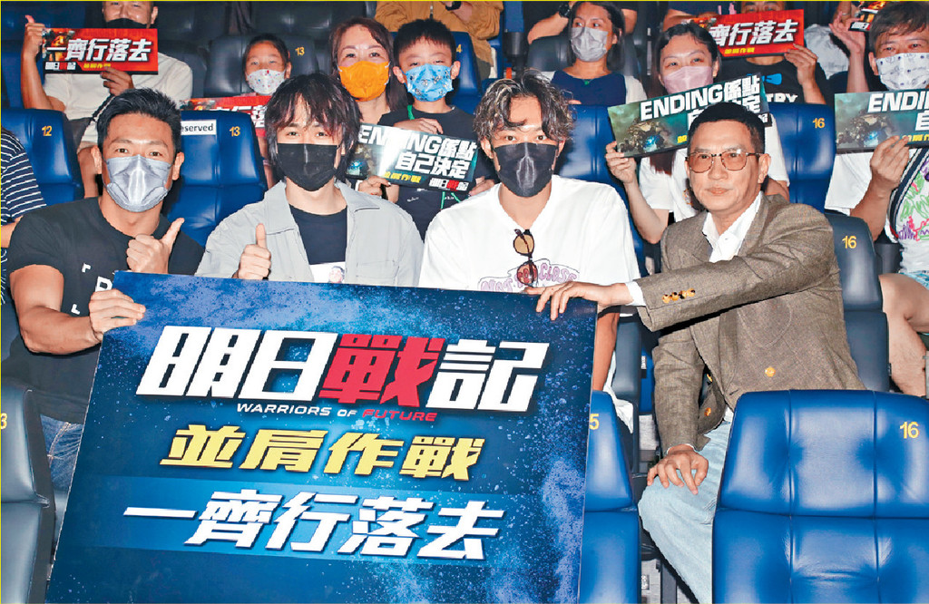 ■張家輝首度出席謝票活動,又向觀眾送禮物。 ■張家輝首度出席謝票活動,又向觀眾送禮物。