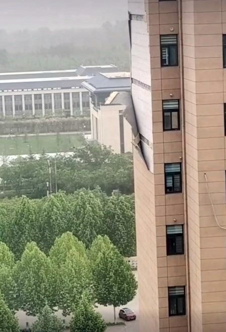 網上流傳一段懷疑大風吹甩大廈外牆物料的短片。網上截圖