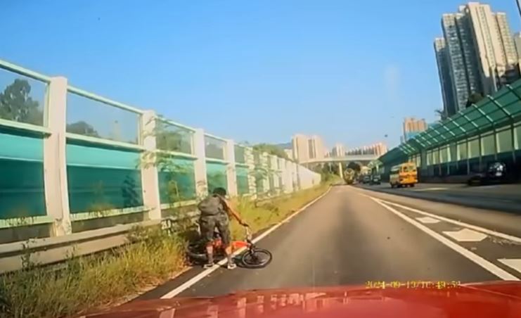 單車男查看單車損毀程度。網片截圖