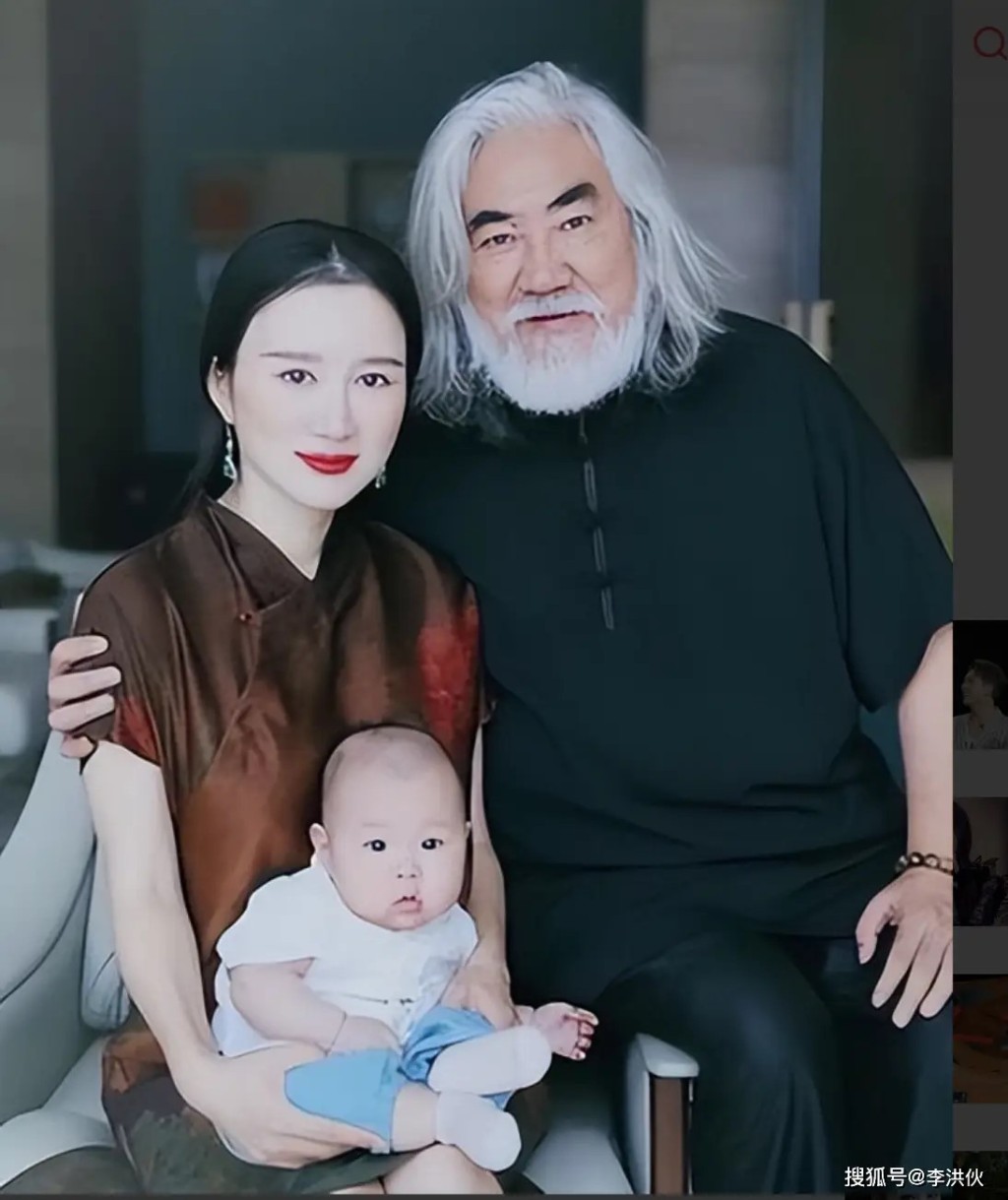 74歲的張紀中與43歲妻子杜星霖，去年誕下幼女。微博