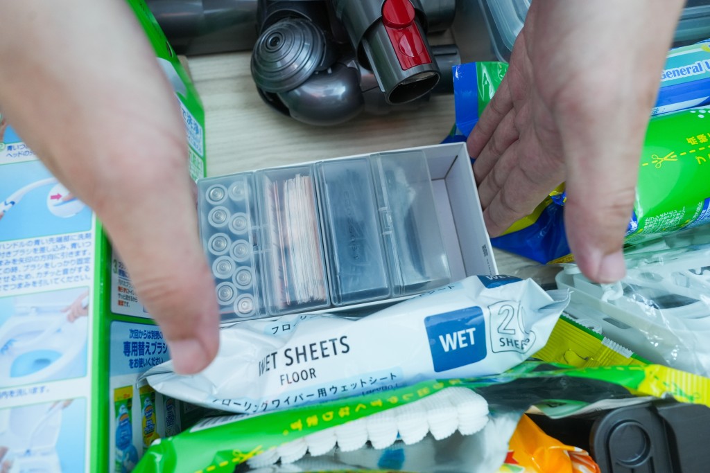 家中小物可利用牙籤盒等透明盒子盛載，並分門別類擺放。