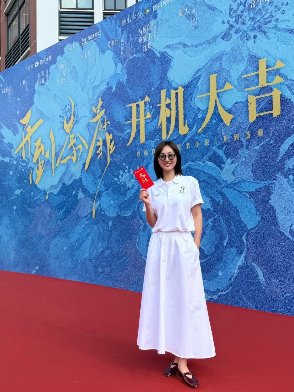 高海寧近日一身簡約白裙配搭墨鏡,出席新劇《開到荼蘼》開鏡儀式,氣場十足。 高海寧近日一身簡約白裙配搭墨鏡,出席新劇《開到荼蘼》開鏡儀式,氣場十足。