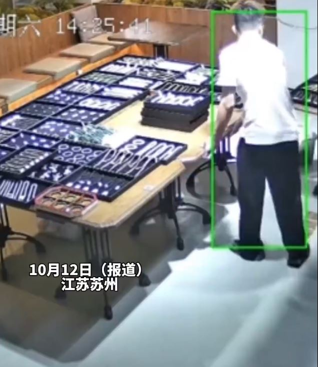 剛大學畢業的店員粗心大意搬枱，跌爛值百萬元的玉飾。抖音