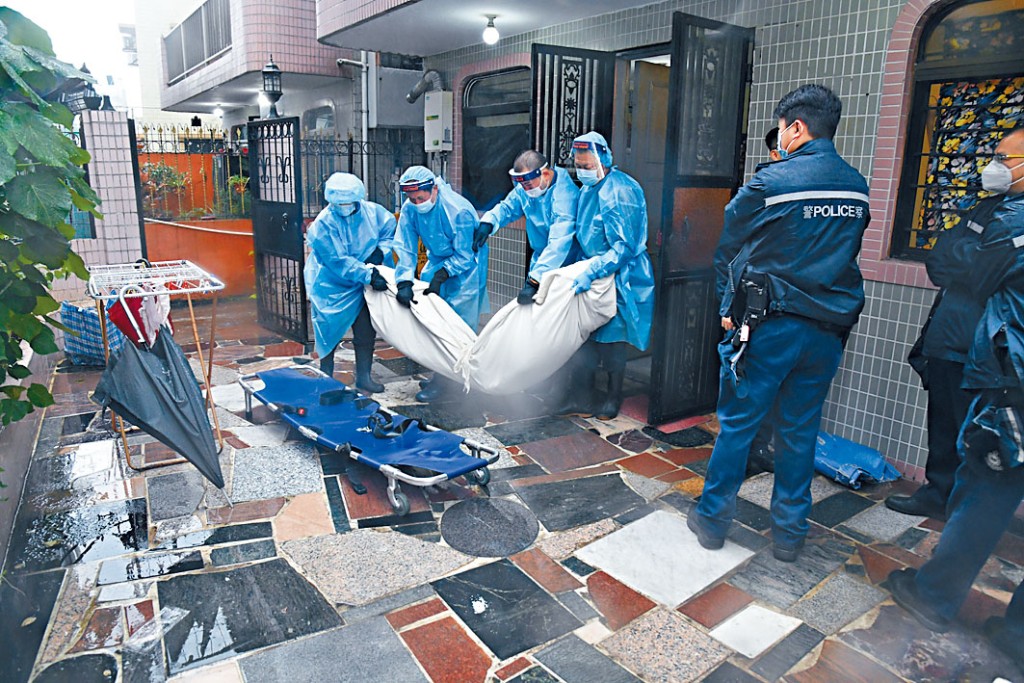 仵工將雙失女兒屍體舁送殮房。