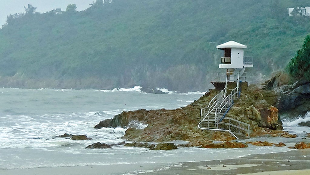 事主遭巨浪捲上石灘割傷，險被扯出深海。