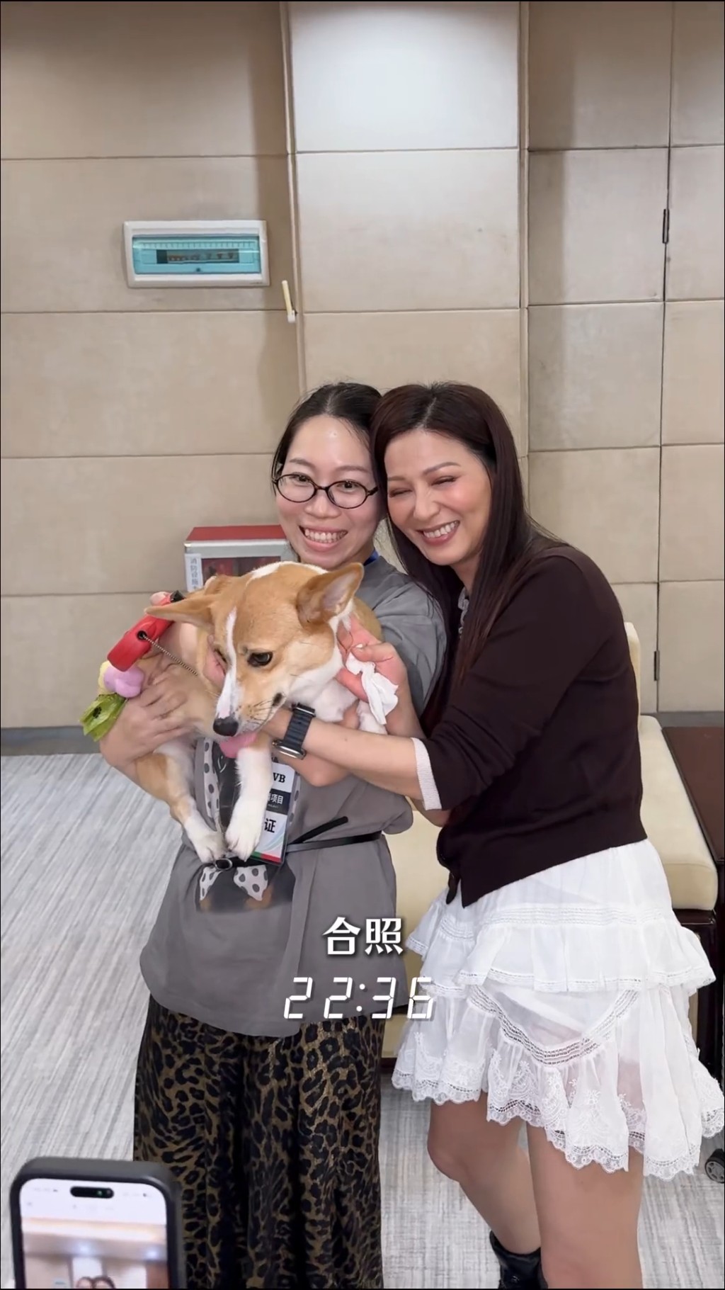 滕麗名直播結束後,與現場全體工作人員擁抱合照。 滕麗名直播結束後,與現場全體工作人員擁抱合照。
