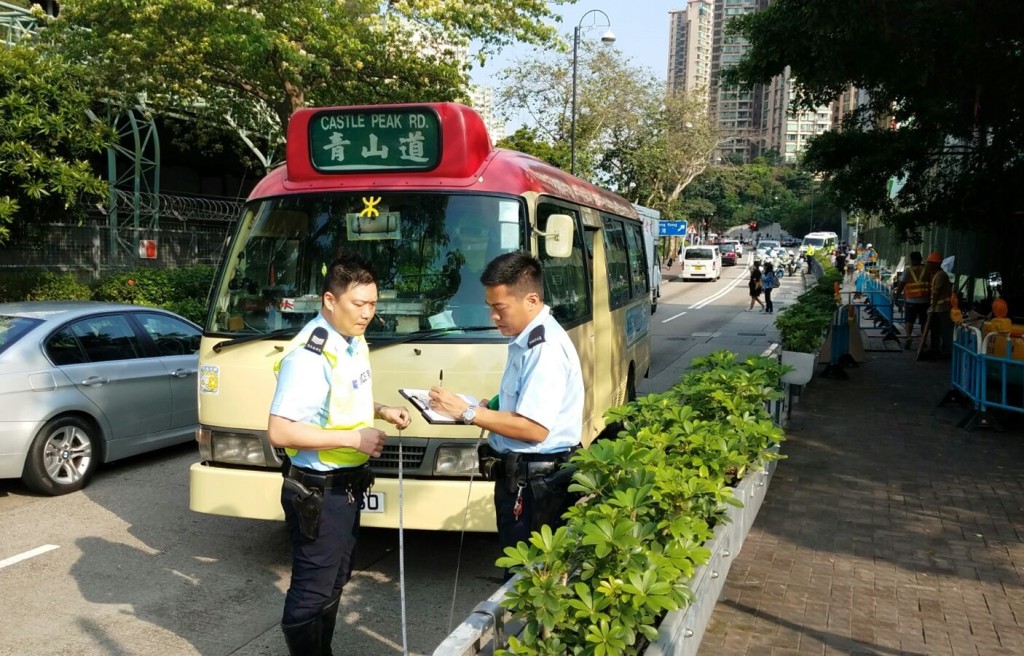 警方在現場調查意外原因。