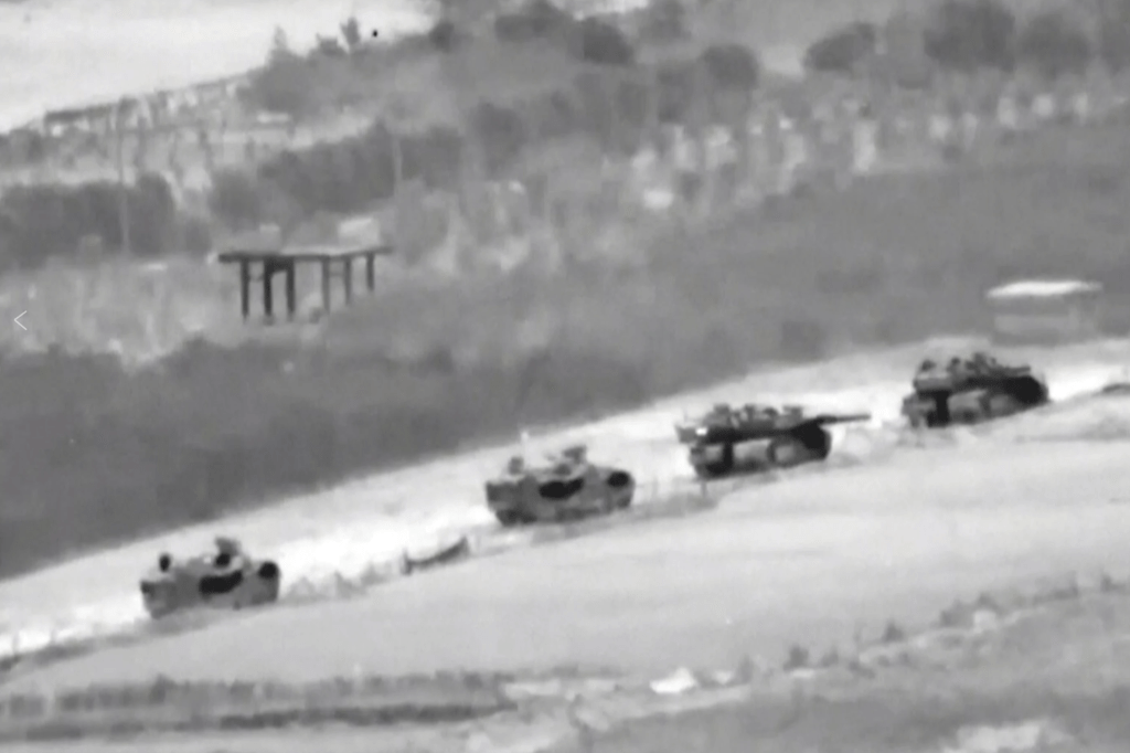 以军坦克进入加沙准备进攻。美联社