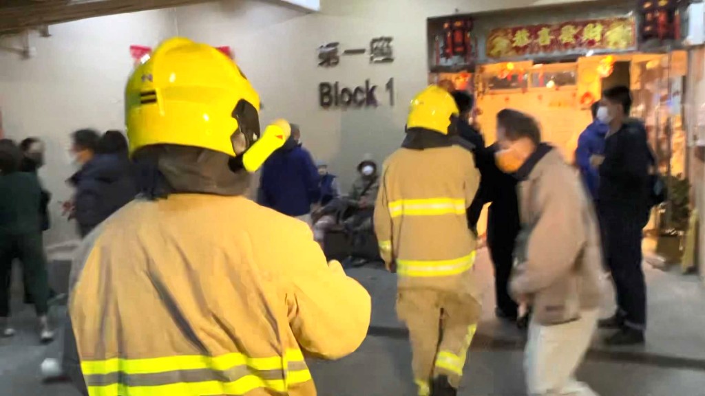 消防到場迅速將火撲熄。 消防到場迅速將火撲熄。