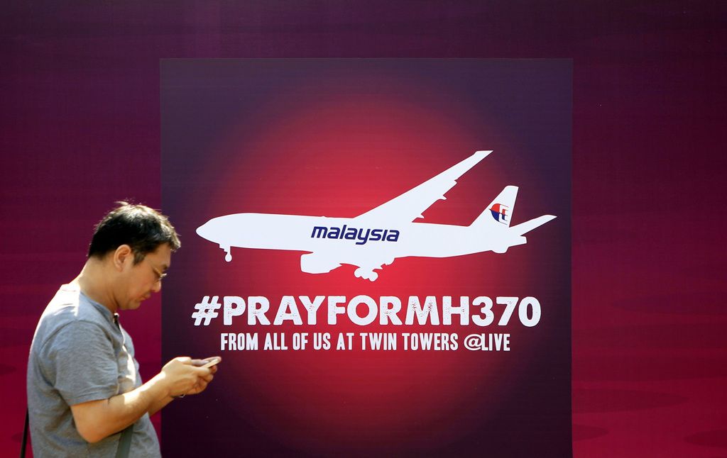 2014年3月，吉隆坡街头竖立「为马航MH370祈祷」的看板。 AP