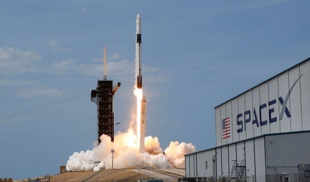 太空探索公司SpaceX研发的「星链」（Starlink）卫星互联网终端机提供网络服务。路透社资料图