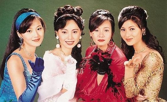 邓萃雯（左二）与万绮雯、商天娥、蔡晓仪曾演出亚视《我和春天有个约会》。