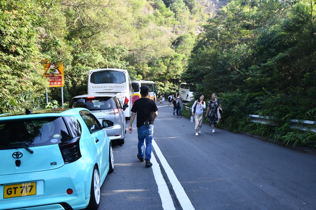 有市民寧願落車步行出市區。