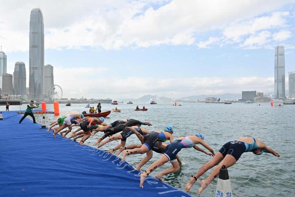 運動員在起點下水進行混合接力賽游泳項目。