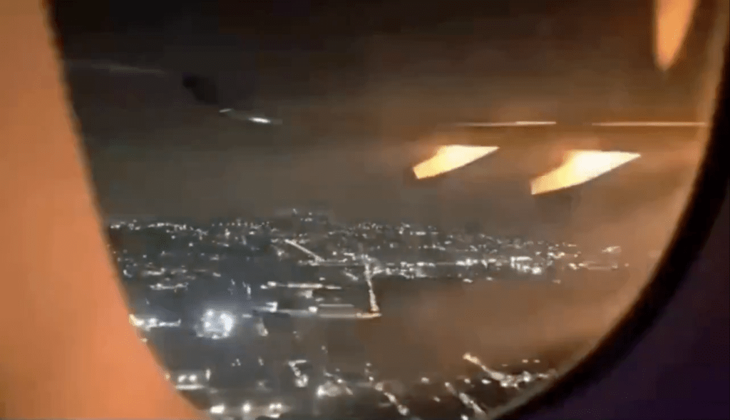 由機上乘客拍攝的影片顯示,客機起飛後其中一個引擎即冒出火光。X@Turbinetraveler 影片截圖 由機上乘客拍攝的影片顯示,客機起飛後其中一個引擎即冒出火光。X@Turbinetraveler 影片截圖