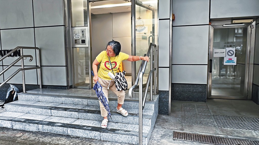 警方國安處人員昨晨帶走被通緝人士錢寶芬的妹妹錢寶雲協助調查,她及至昨午12時許離開屯門警署。