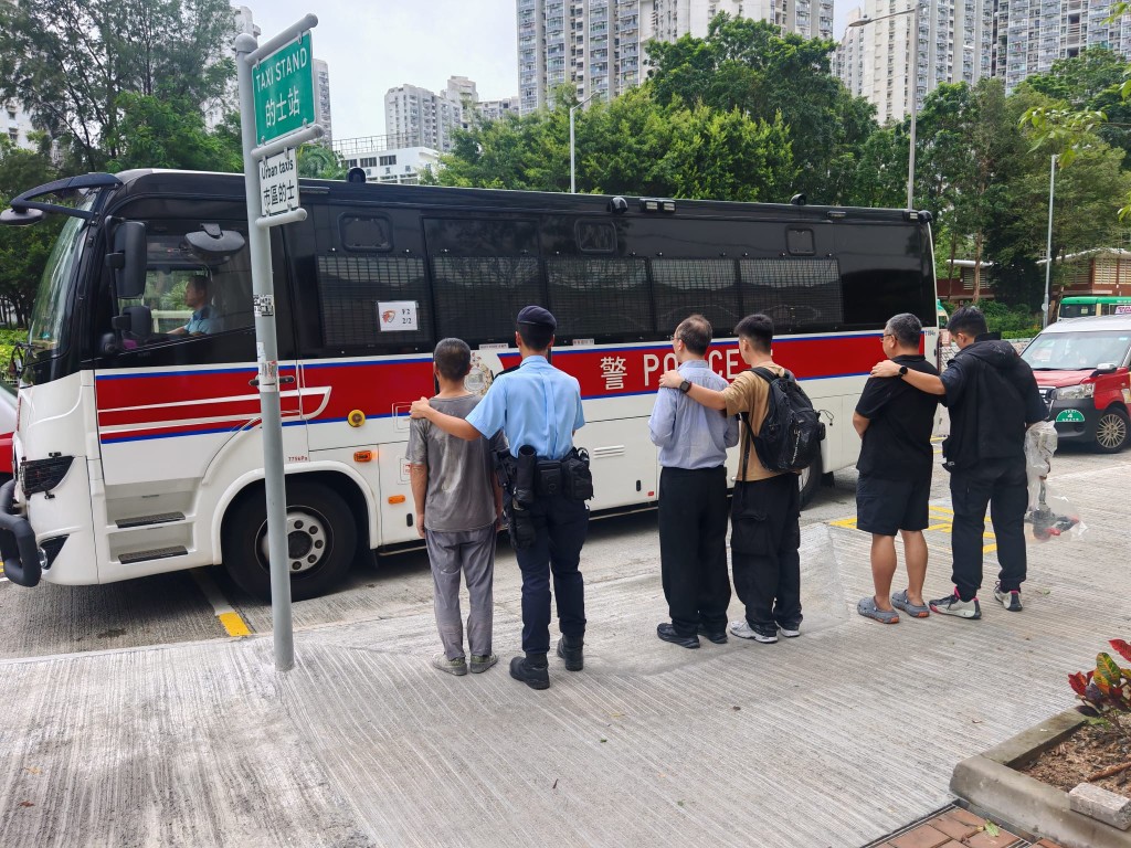 人員拘捕5名本地男子、12名內地男子、一名本地女子，以及17名內地女子，年齡介乎26至64歲。警方提供