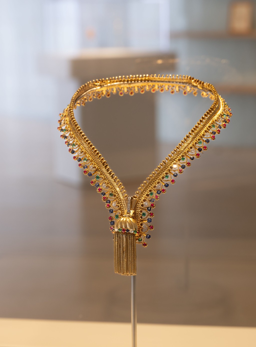 來自Van Cleef & Arpels的標誌性Zip項鏈，正是在L'ÉCOLE珠寶藝術學院亞太區分校展出。