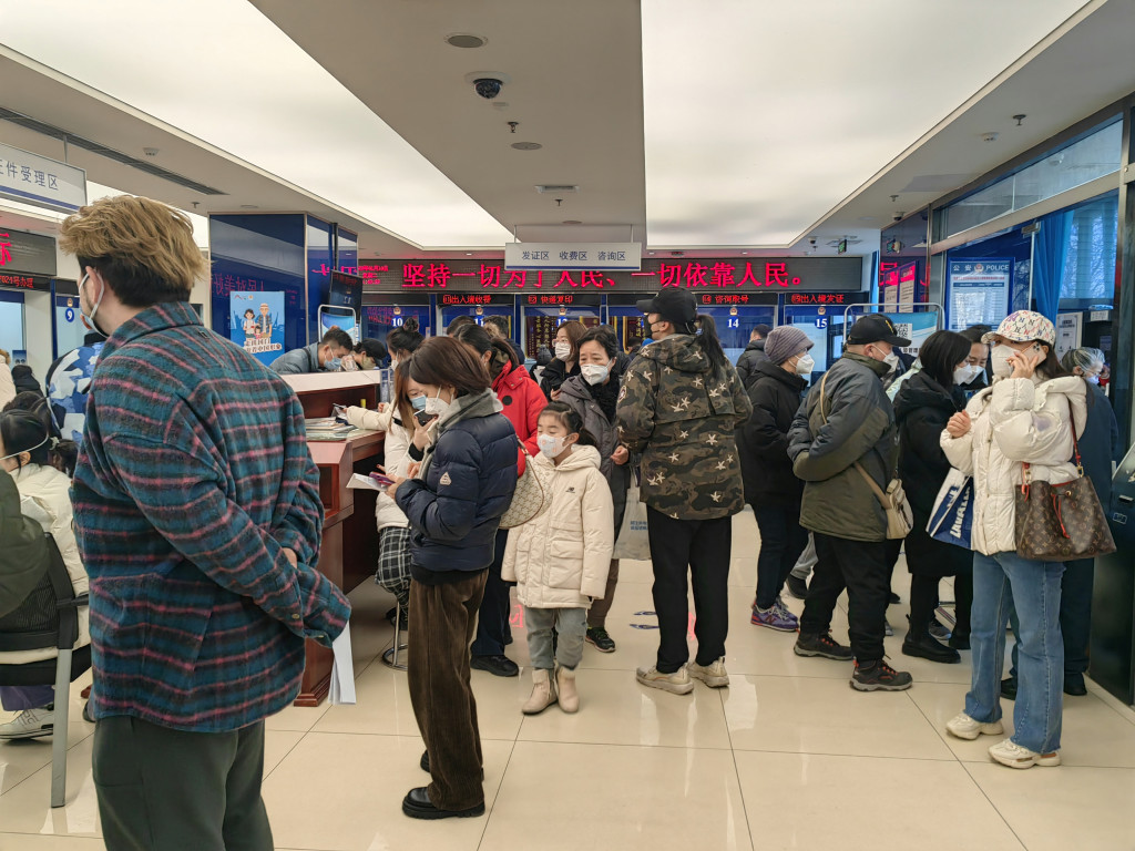 北京東城公安分局出入境接待大廳，擠滿申請往來港澳台的簽證的市民。駐北京記者張言天攝
