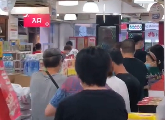 大批澳門市民去超市搶購食品日用品。網民Vok Lyon圖片