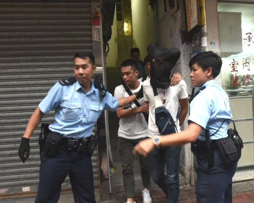 警方帶走兩名涉案男子