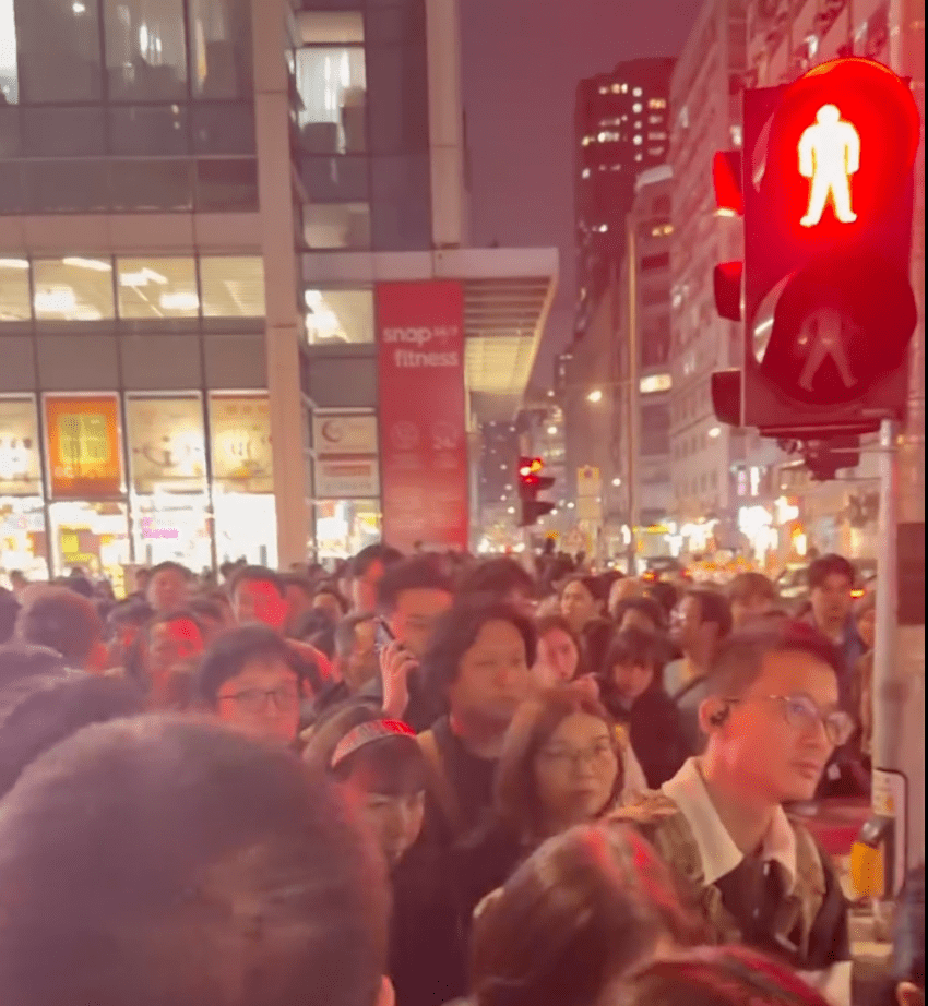 行人燈轉為紅燈後,仍有有量行人留在安全島。Threads @ doris_w02 影片截圖 行人燈轉為紅燈後,仍有有量行人留在安全島。Threads @ doris_w02 影片截圖