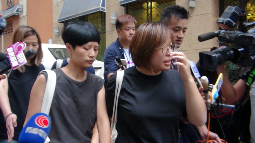 盧凱彤親友離開盧凱彤住所， 沒有回應記者提問。