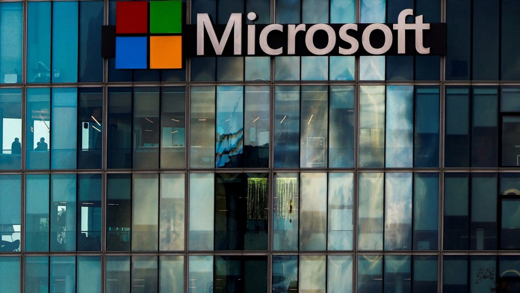 微軟逆市上升1.1%,市值一度重返4萬億美元。 微軟逆市上升1.1%,市值一度重返4萬億美元。