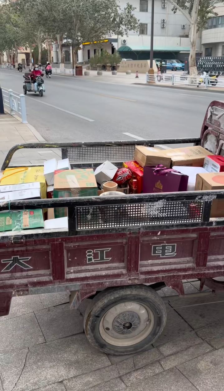 甘肃敦煌2女子以150万人民币开设女性友好的无烟酒吧，开心执笠。