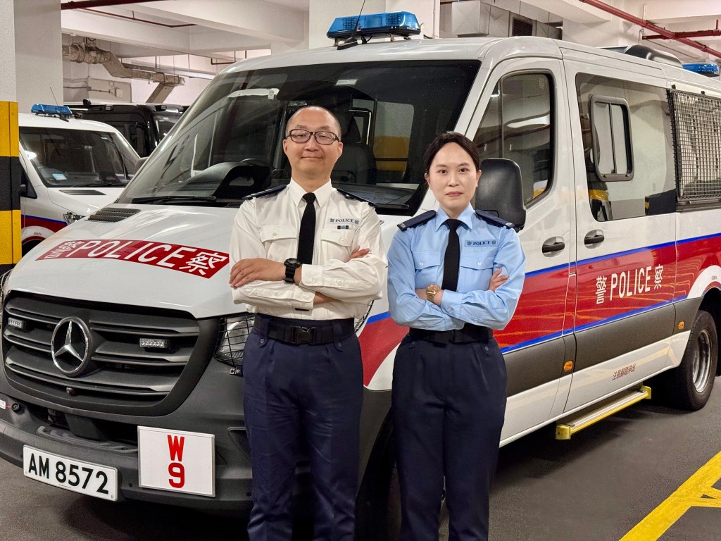 擁有專業醫療及急救知識的的輔警陳建霖(左)與陳家寶(右)，早前成功拯救一名心臟驟停的伯伯。麥鍵瀧攝