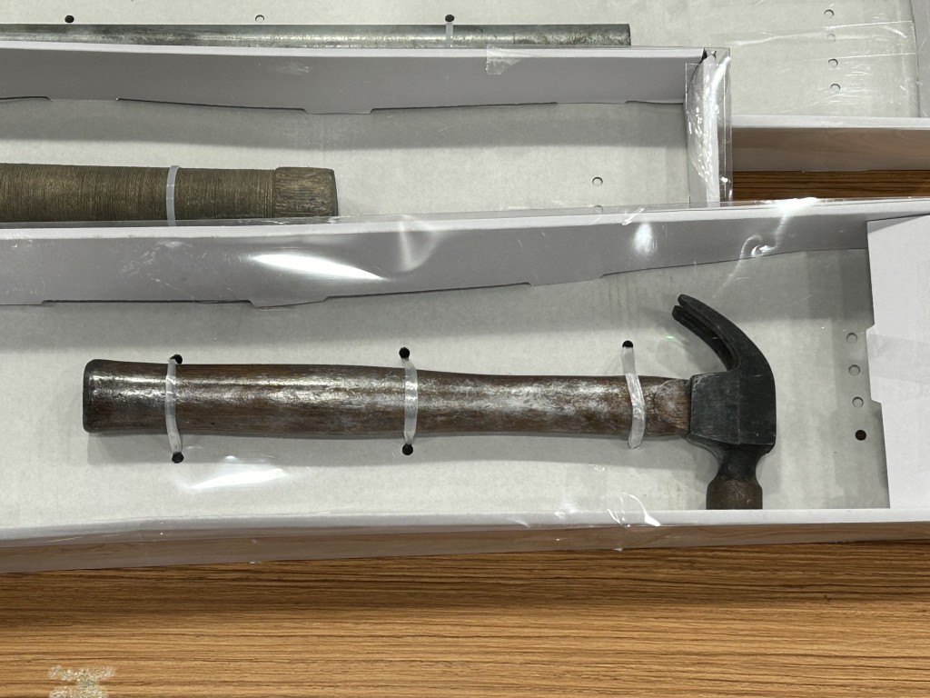 警方檢獲疑犯使用的鐵通、板球棍及牛肉刀。