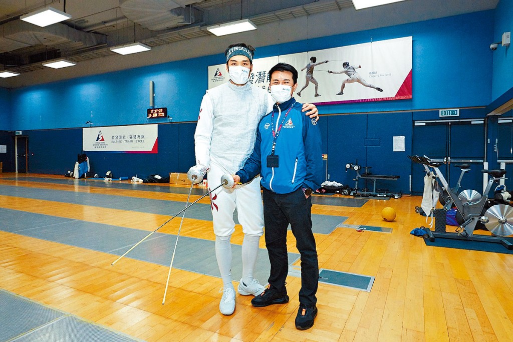 李忠民（右）與張小倫兩代劍擊港將合照。
